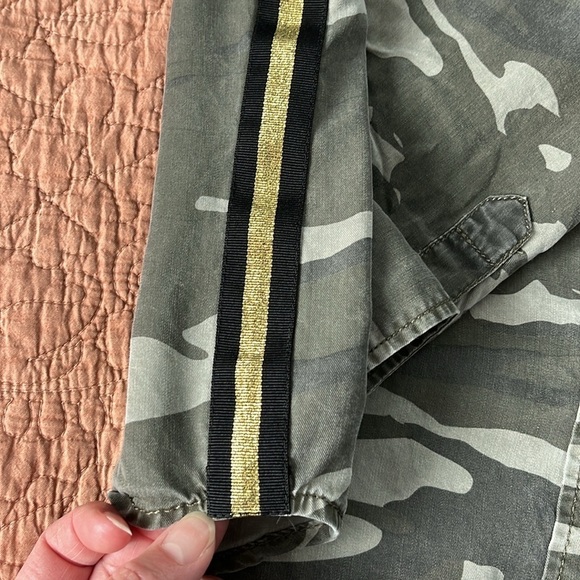 Express Camo Snap Shirt EUC - Picture 10 of 10